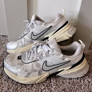 Nike V2k Run in summit white/metallic silver